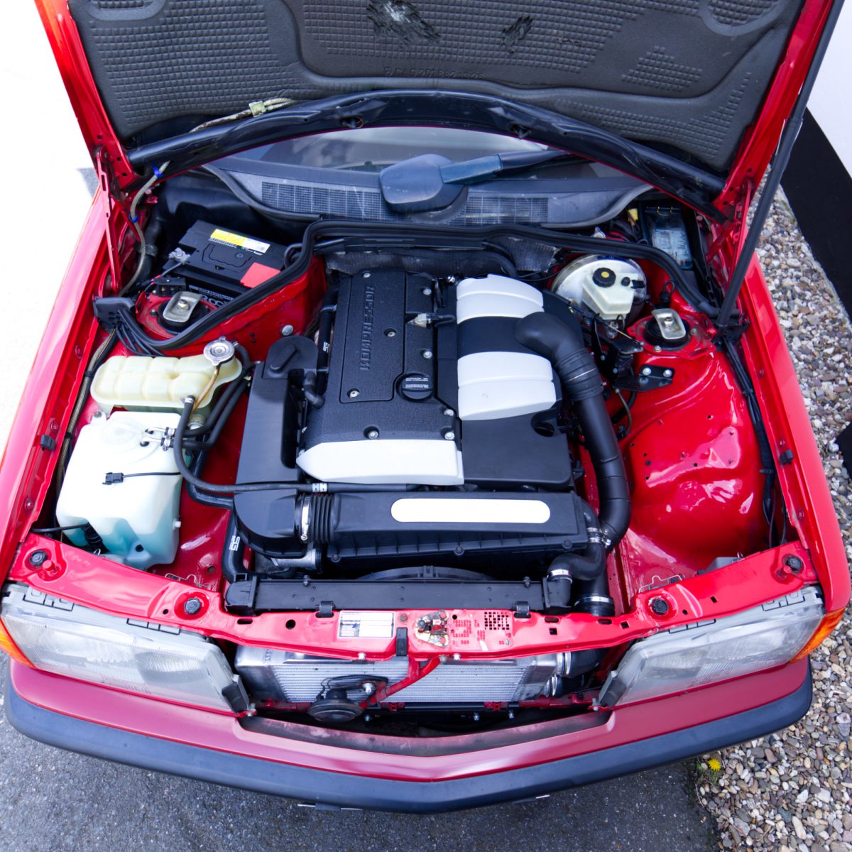 Roter Mercedes W201 190e M111 Evo 230 Kompressor Motorswap